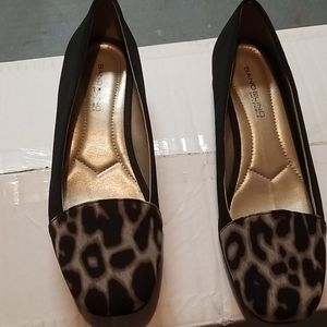 New Women   Bandolino flat shoe